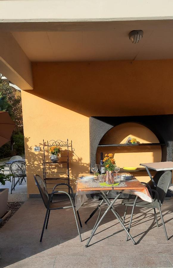 Ferienwohnung Gallo Mit Ueberdachter Terrasse Parkplatz 100 Mtr Z Strand Cannobio Bagian luar foto